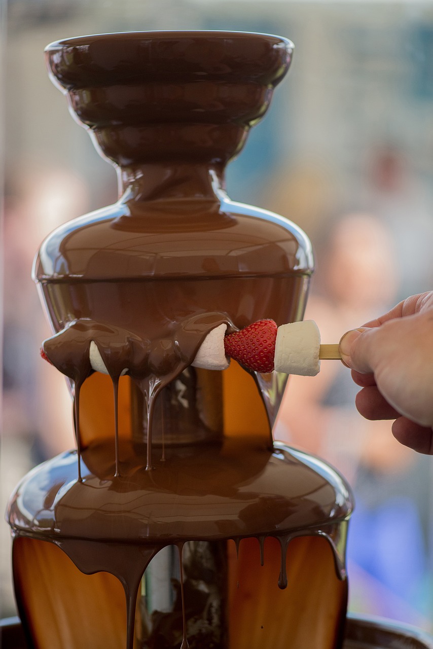 entdecken sie die traditionelle schweizer fondue: geschmolzener käse, perfekt zum teilen und genießen in geselliger runde.
