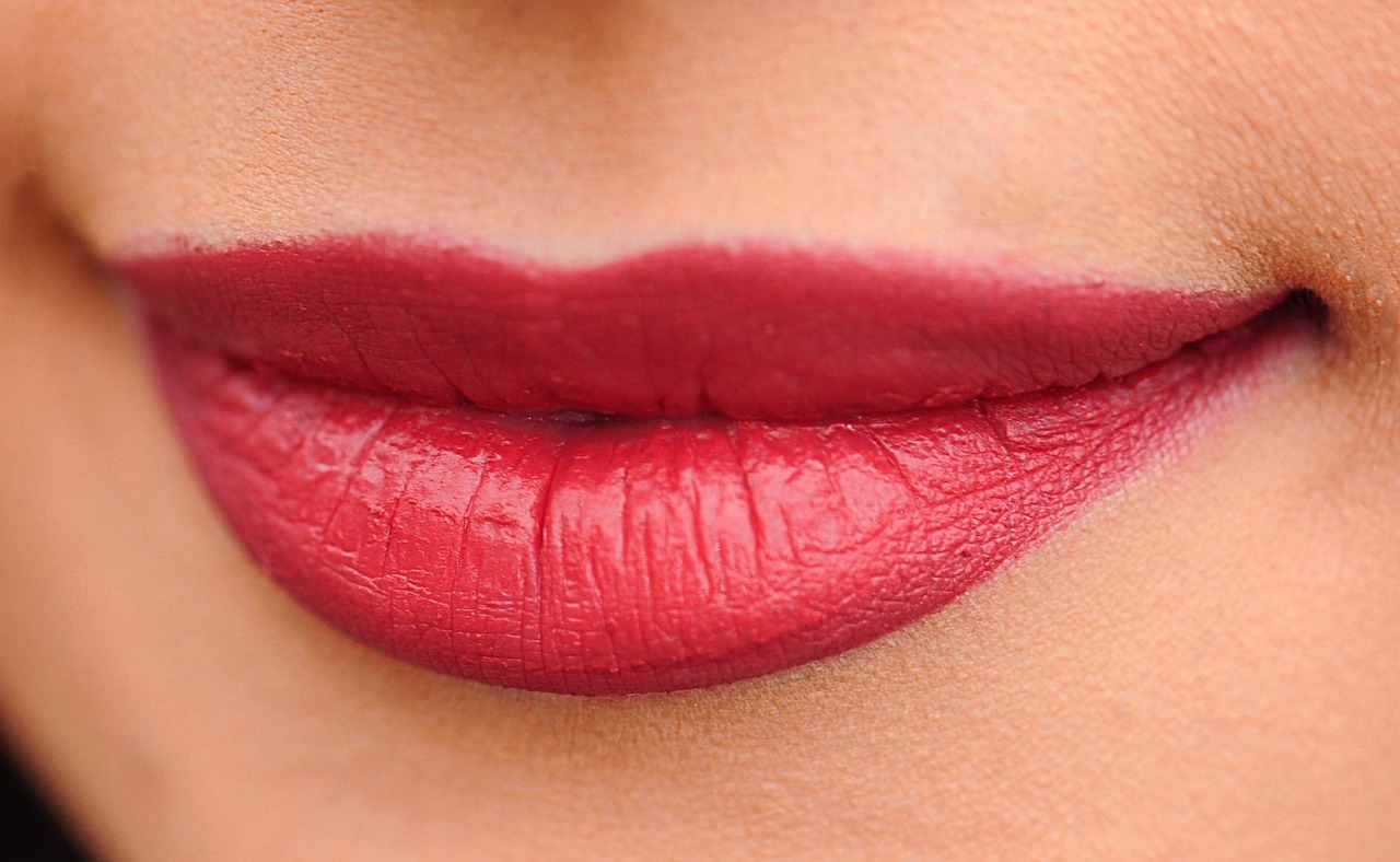 Welche Make-up-Tricks lassen mich jünger aussehen?