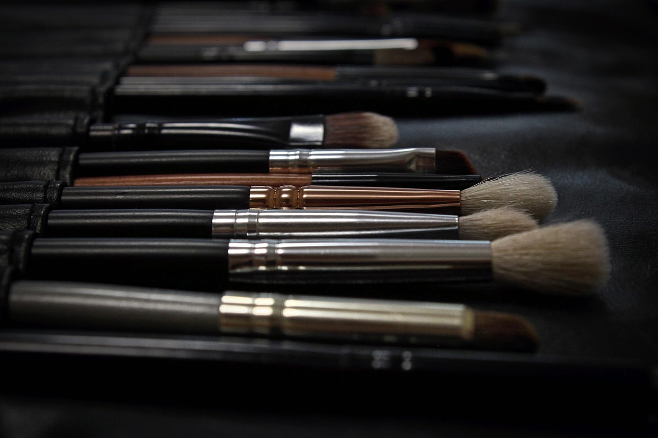 entdecken sie die welt des make-ups mit unseren tipps, tricks und produktempfehlungen. verleihen sie ihrem look das gewisse etwas und lernen sie, wie sie ihre natürliche schönheit unterstreichen können.