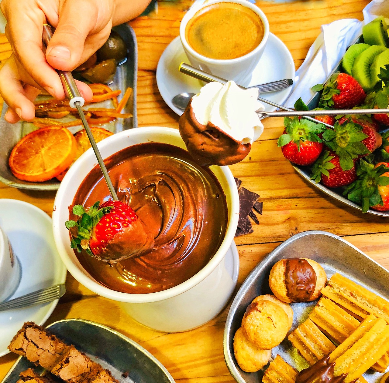 genie&szlig;en sie eine traditionelle schweizer fondue &ndash; perfekt f&uuml;r gesellige abende und kulinarische gaumenfreuden.