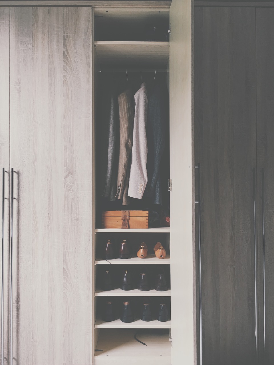 entdecken sie die kunst einer minimalistischen garderobe: zeitlose stücke, die stil und funktionalität kombinieren für einen aufgeräumten und nachhaltigen kleiderschrank.